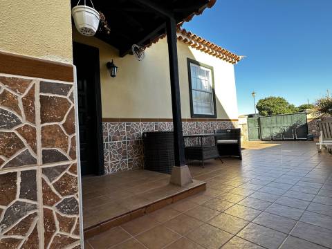 Tenerife south/ Costa del Silencio / semi-detached house for sale: 150 m2 / €280,000