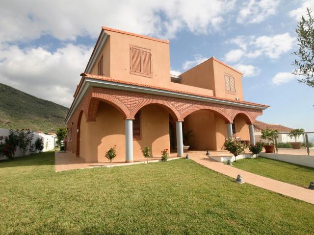 Tenerife East/Candelaria/Araya/villa for sale: 350 m2/€595,000